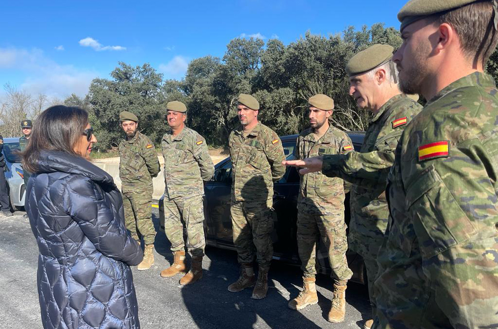 La ministra charla con los militares en la visita