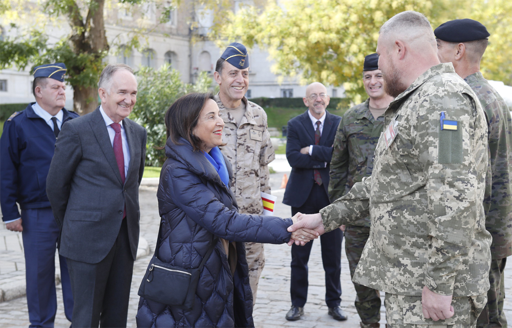  Saludo a un militar ucraniano en la ACINF