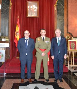 Galardonados junto al general Pérez López