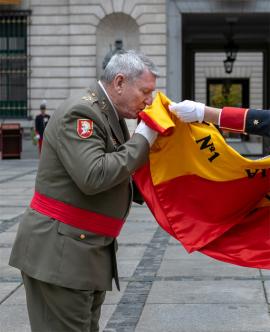 El teniente general besa la Bandera