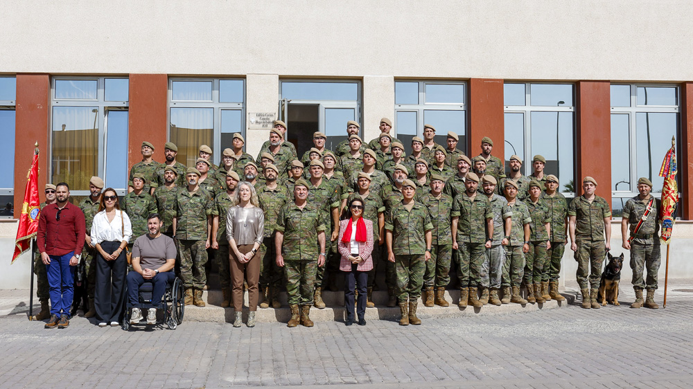 La ministra, con los militares durante la visita