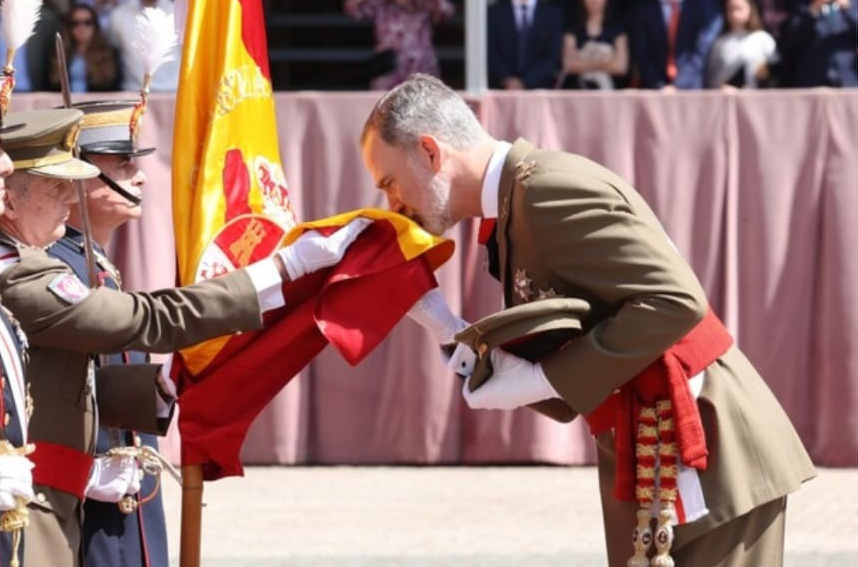 El Rey Felipe besa la Bandera en la AGM