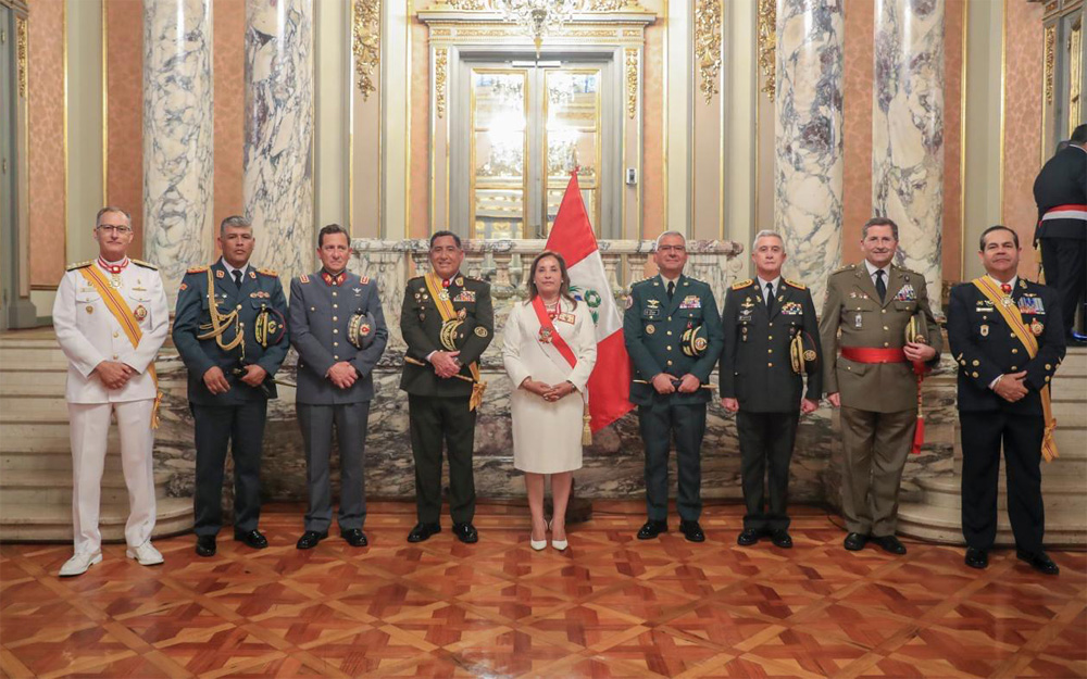 La presidente de Perú recibió a los militares