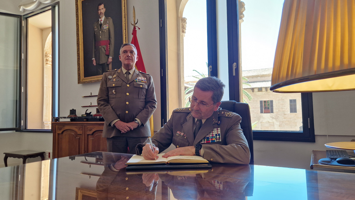 Firma en el Libro de Honor de COMGEBAL