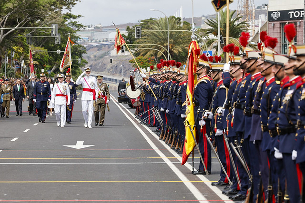 SM el Rey pasa revista a la formación