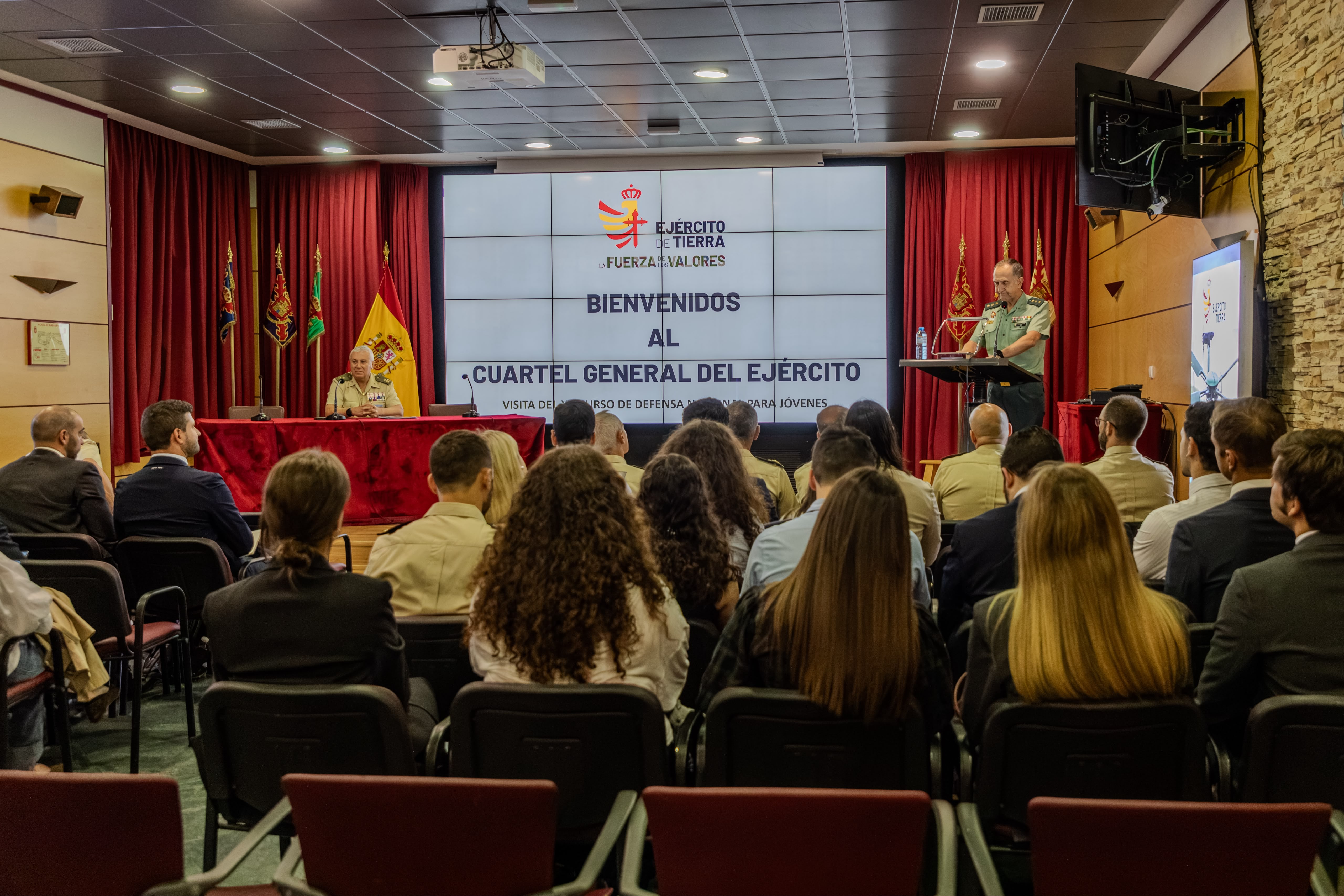 Los 35 alumnos durante la conferencia
