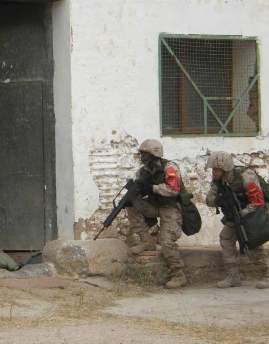 Entrada en un laboratorio clandestino simulado para capturar a los líderes de una célula terrorista