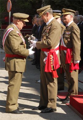 El general Villacañas recibe el premio concedido
