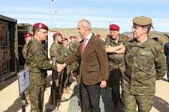 El Cuartel General Terrestre de Alta Disponibilidad del Ejército recibe al ministro de Defensa y al JEME