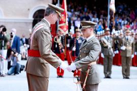 Entrega de Reales Despachos en la Academia General Militar en presencia de los Reyes de España y del JEME