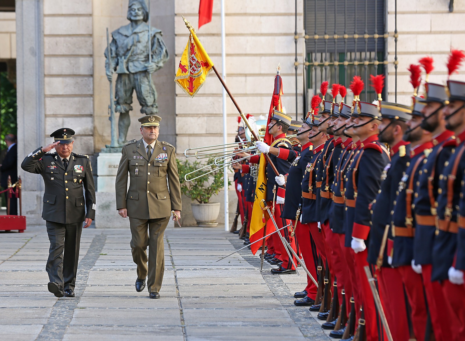 El Jefe de Estado Mayor del Ejército (JEME), general de ejército Amador Enseñat, recibe al comandante del Ejército Mexicano