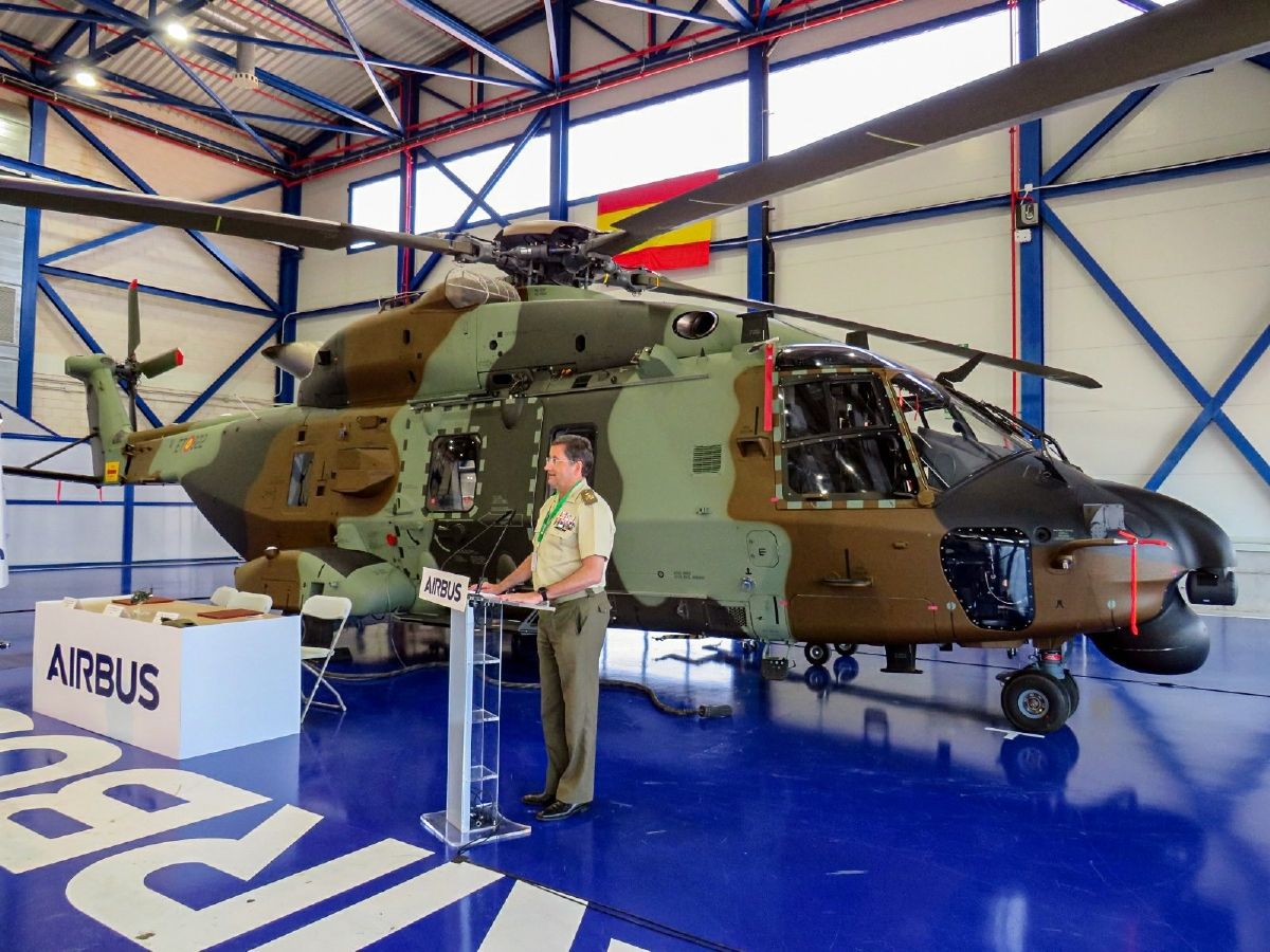El JEME preside la entrega del helicóptero NH90