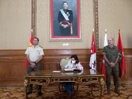 El JEME acompaña a la Ministra de Defensa a la visita al cuartel de la División 'San Marcial'