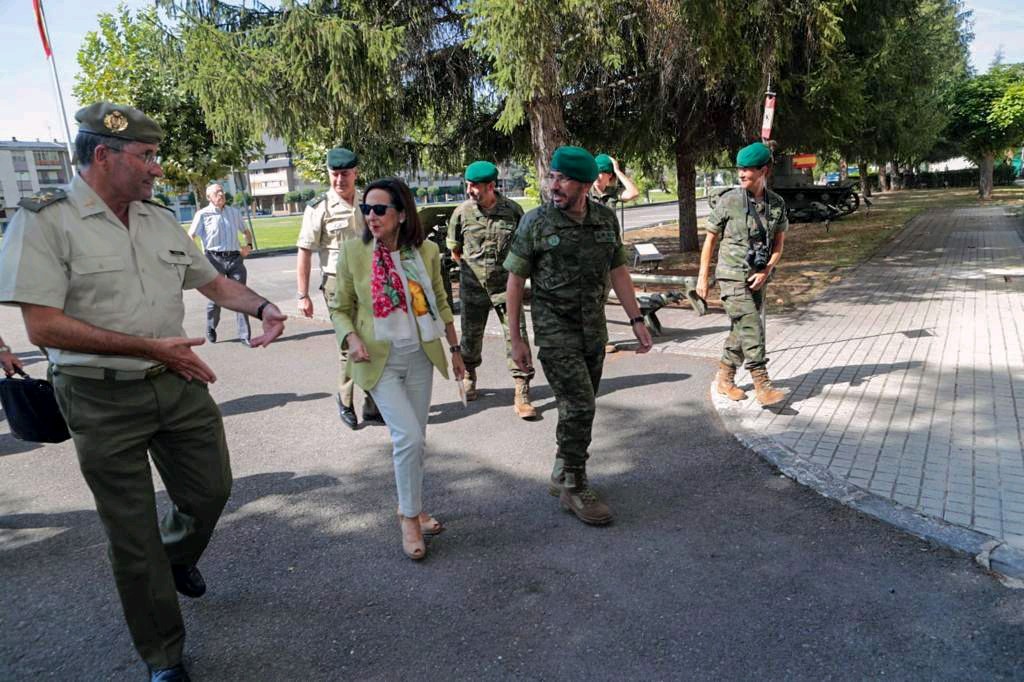 El JEME acompaña a la ministra de Defensa Margarita Robles, en su visita al acuartelamiento San Bernardo Jaca