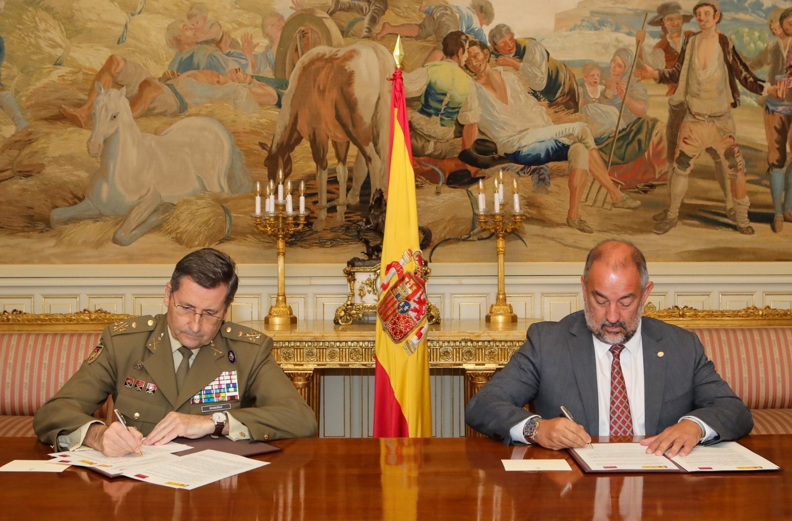 Firma del convenio entre el Ministerio de Defensa y la Universidad de Castilla-La Mancha