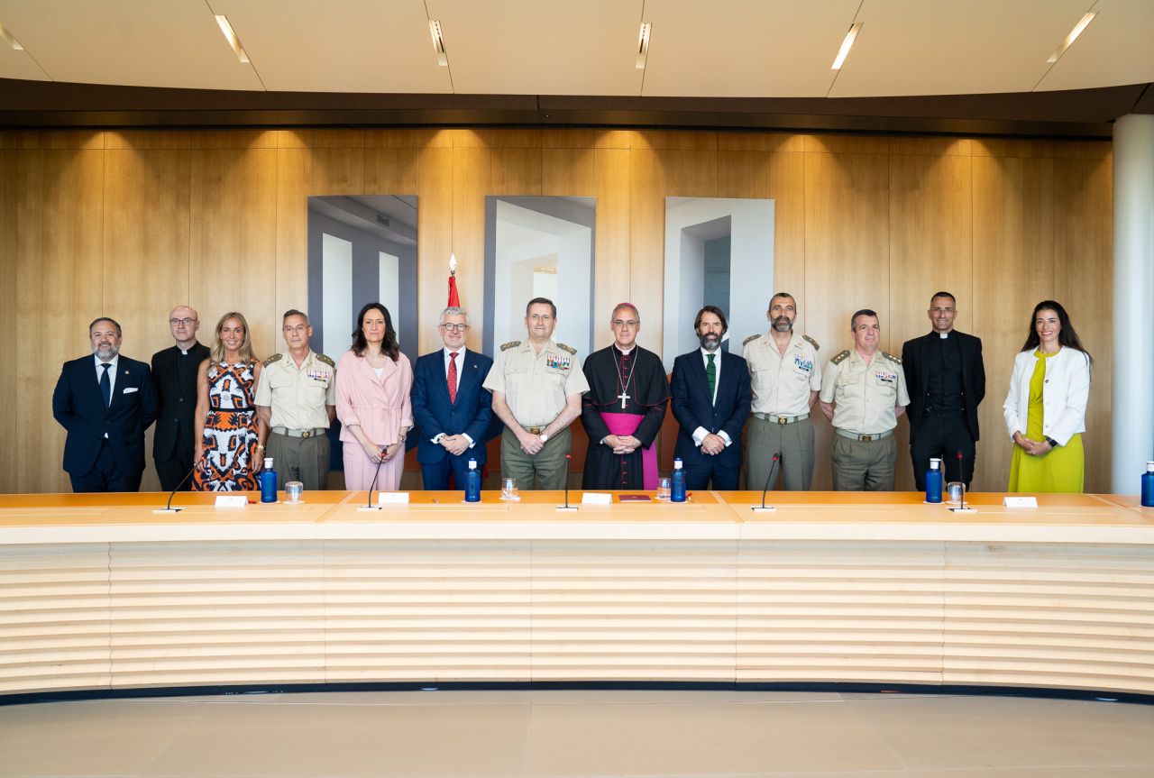 Representantes del Ejército de Tierra, el Banco Santander y el Arzobispado Castrense