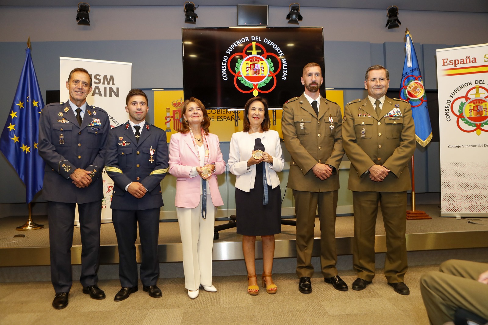 El JEME asiste junto a la Ministra de Defensa al acto de recepción de medallistas olímpicos militares.