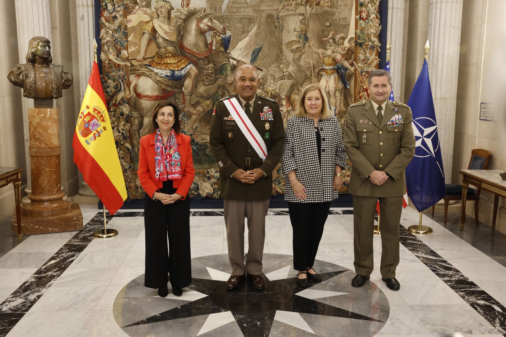 El Gral. Willians con las autoridades