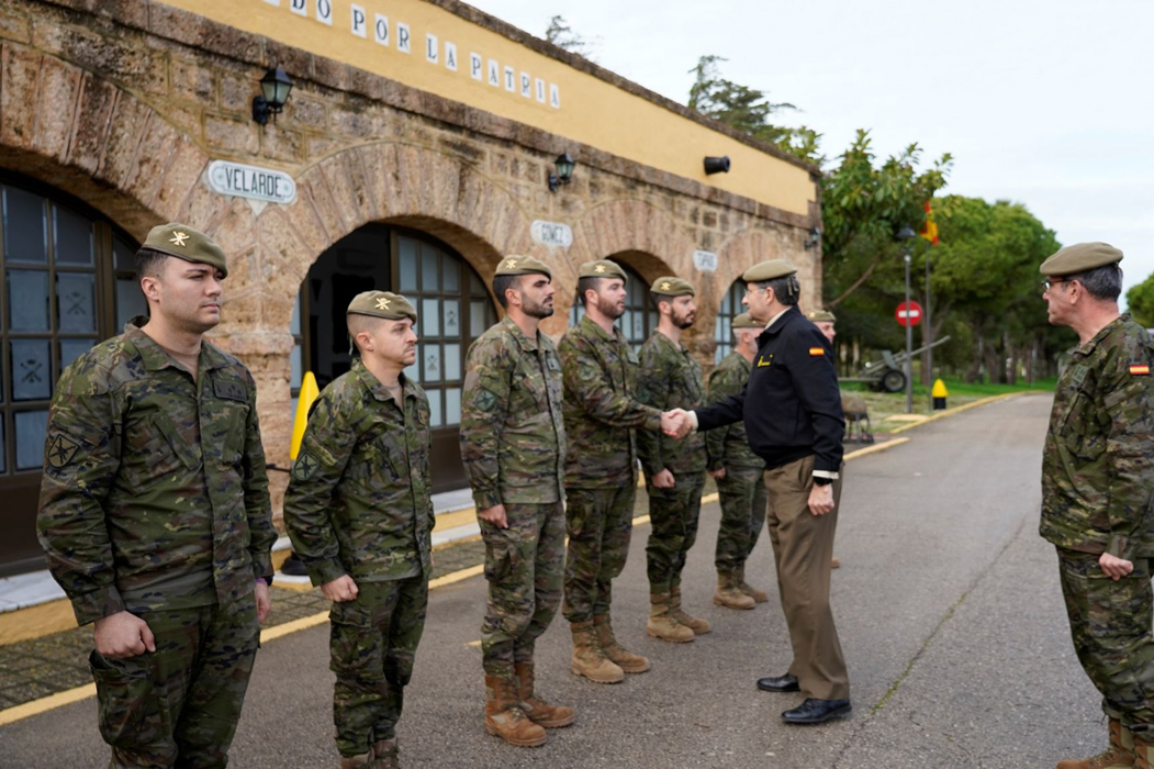 El JEME a su llegada al RACTA 4