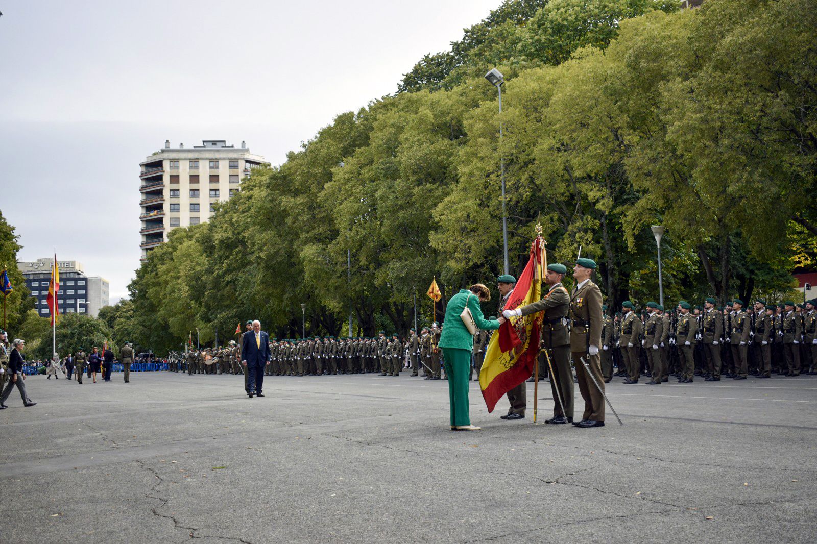 El JEME y el Alcalde de Pamplona presiden la Jura de Bandera para personal civil en el parque Antoniutti
