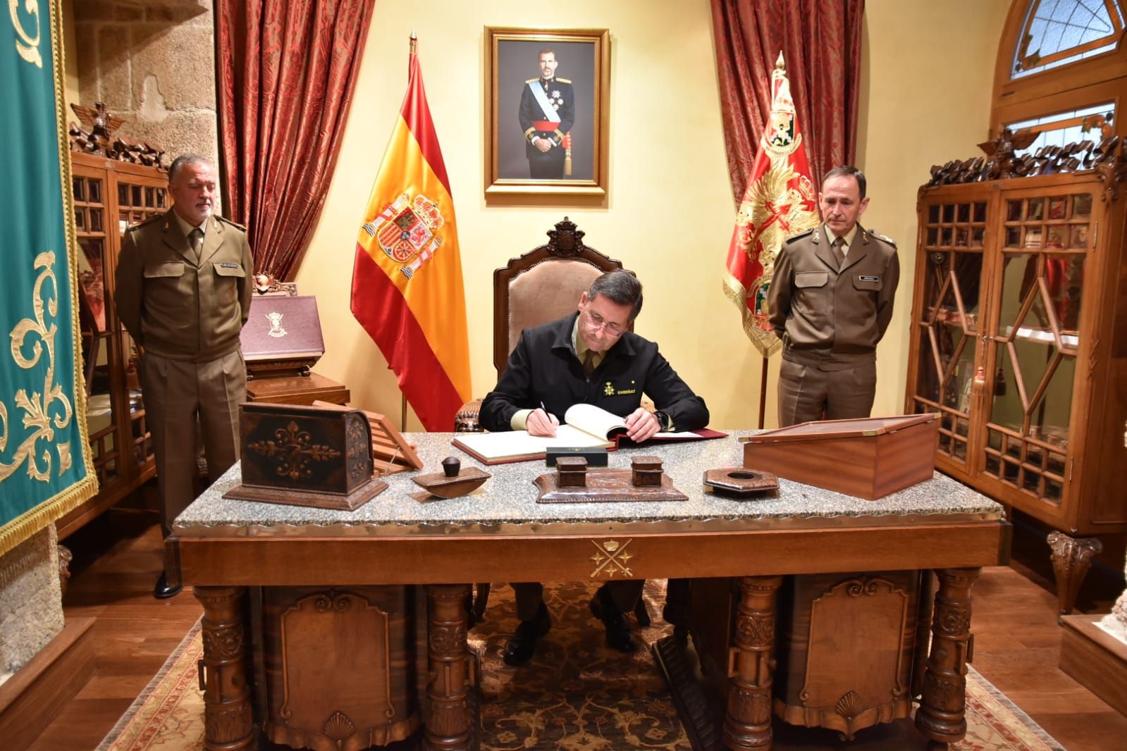 El G.E. Amador Enseñat y Berea JEME, ha realizado una visita de inspección a las unidades militares de la plaza de A Coruña.