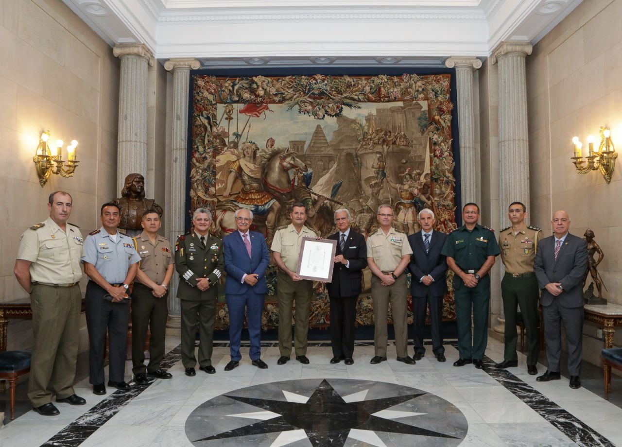 Entrega de diplomas que acreditan al Ejército de Tierra como 'Miembro de Honor' y al JEME como 'Miembro de Mérito' de dicha fundación