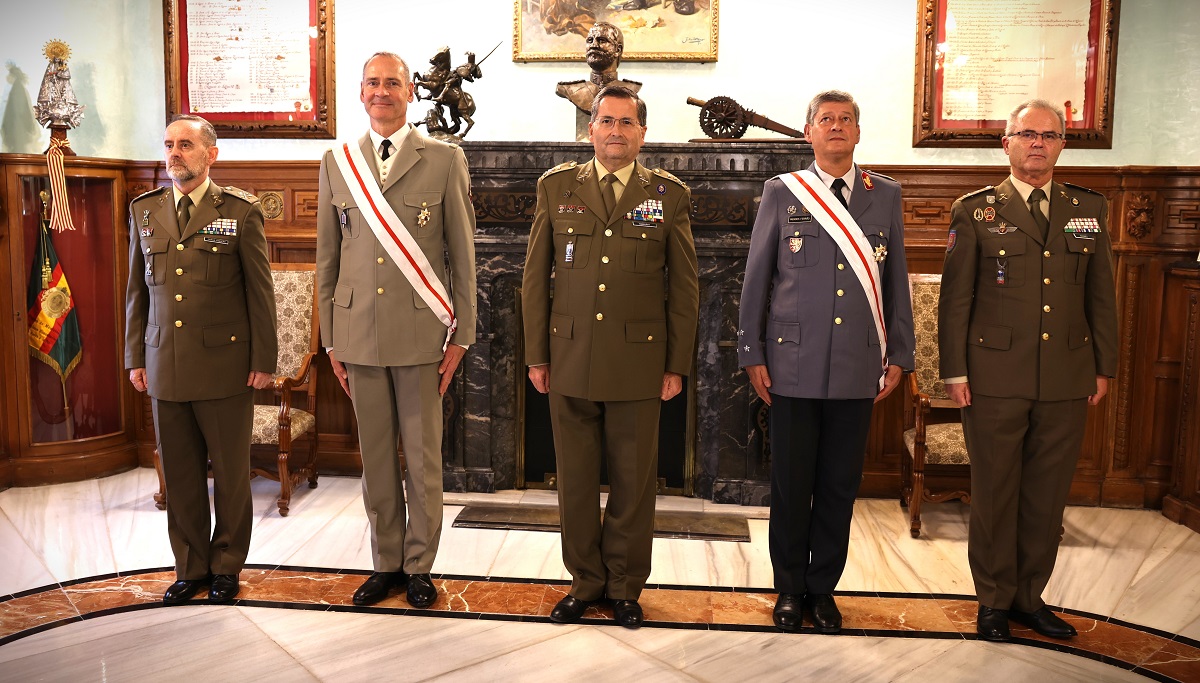 Imposición de medallas a los JEMEs francés Pierre Schill  y portugués Eduardo Manuel Braga da Cruz Mendes Ferrão