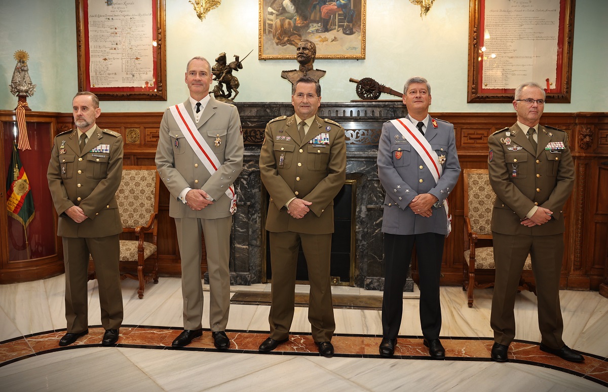 Imposición de medallas a los JEMEs francés Pierre Schill  y portugués Eduardo Manuel Braga da Cruz Mendes Ferrão