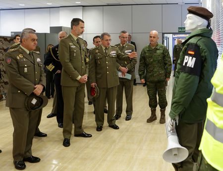 El JEME acompaña al Rey Felipe VI en su visita el acuartelamiento “San Cristóbal” en Madrid