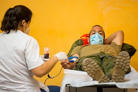 Soldado donando sangre