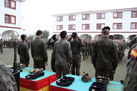 Los nuevos soldados reciben su boina negra.