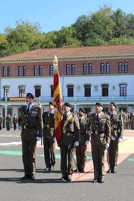 El Coronel junto a la Bandera del Regimiento. 