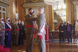 El Inspector General Imponiendo la Gran Cruz del Mérito Militar con Distintivo Blanco al General Jefe de la Tercera Subinspección Excmo. Sr. Joaquín Broch Hueso