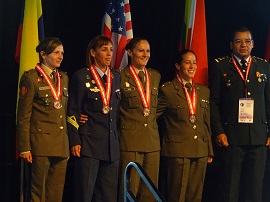 Equipo femenino español luciendo su medalla