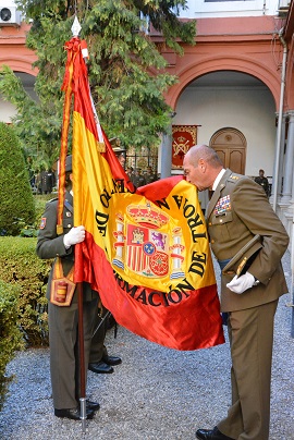 Beso de Refrendo ante la Bandera de España