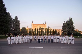 Posado de participantes y árbitros con el Alcázar al fondo