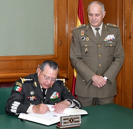 Firmando el Libro de Honor