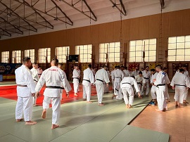 Judocas calentando y ultimando el tatami.