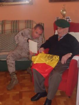 Homenaje a un veterano soldado centenario del Regimiento de Galicia