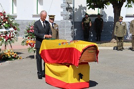 El Ministro de Defensa impone a título póstumo la Cruz al Mérito Militar con distintivo amarillo