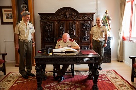 Firma del Libro de Honor del Regimiento