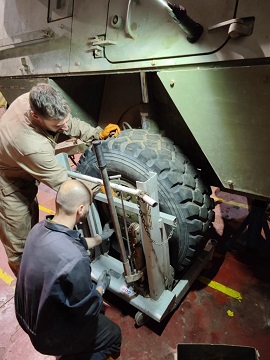 Personal trabajando en los talleres de la unidad.