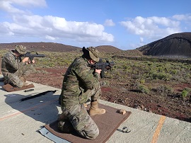 Tiro en posición rodilla en tierra.