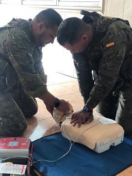 Personal ASAN practica la RCP en una víctima.