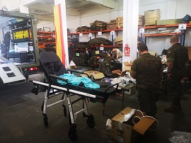 El personal de la sección ASAN comprueba el material previo a su puesta en servicio.