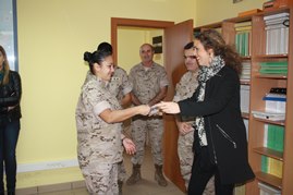 La Concejala entrega un diploma a una de las participantes.