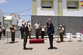 Entrega de diploma de la Hermandad de Veteranos.