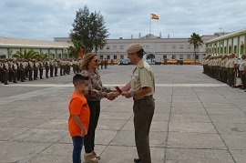 La madre y el hijo del Cabo 1º Cabello reciben la Gran Cruz.