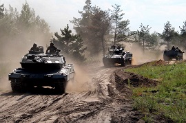 Carros Leopardo 2E y vehículos Pizarro durante ejercicio táctico en Letonia.