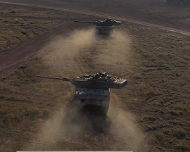 Leopardos 2E en movimiento.